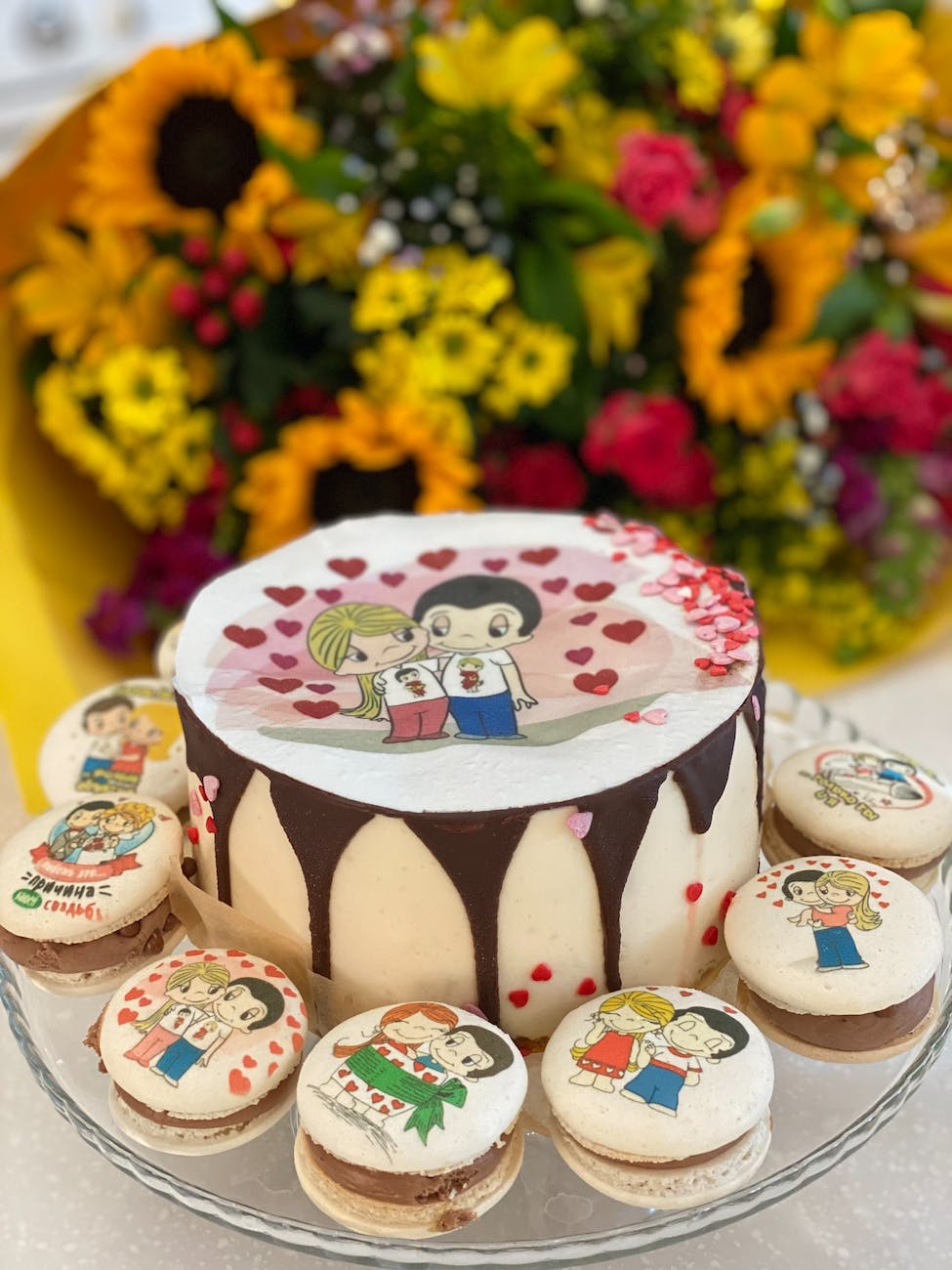 round cake with couple design