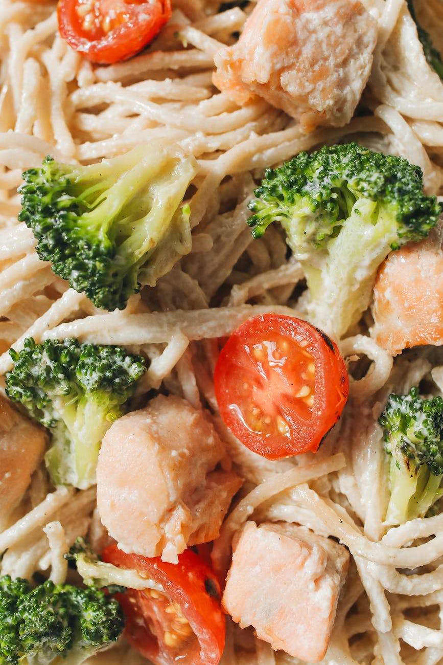 pasta with tomato and broccoli