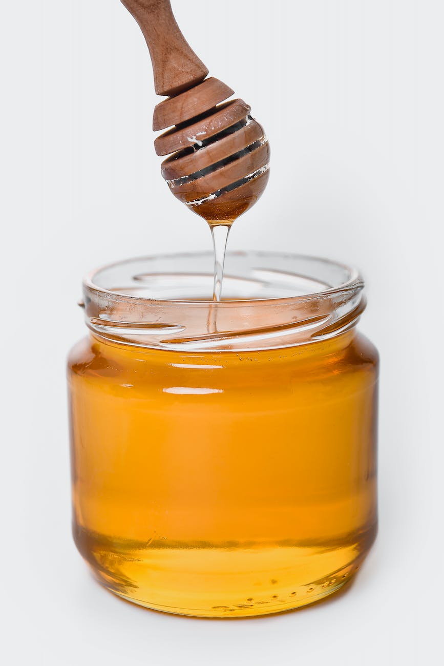 close up photo of a honey dipper